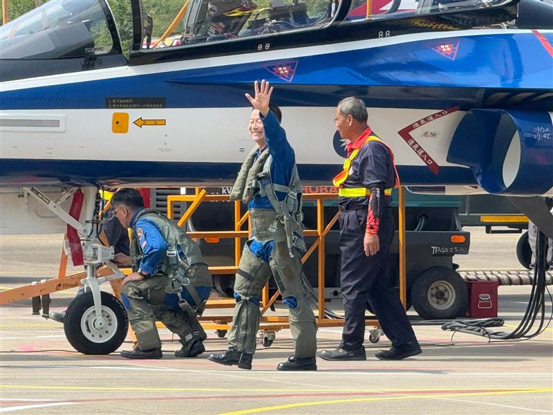 漢翔今完成66架勇鷹高教機全數交機,董事長曹進平領軍飛交,正式交棒全壽期後勤;總經理莊秀美則看好後續逾300億元維修大餅,並同步搶攻無人機與民航機全球產能缺口商機。(圖/記者師瑞德攝影)