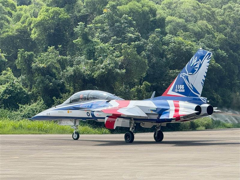 漢翔今完成66架勇鷹高教機全數交機,董事長曹進平領軍飛交,正式交棒全壽期後勤;總經理莊秀美則看好後續逾300億元維修大餅,並同步搶攻無人機與民航機全球產能缺口商機。(圖/記者師瑞德攝影)