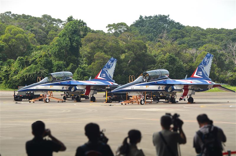 漢翔今完成66架勇鷹高教機全數交機,董事長曹進平領軍飛交,正式交棒全壽期後勤;總經理莊秀美則看好後續逾300億元維修大餅,並同步搶攻無人機與民航機全球產能缺口商機。(圖/記者師瑞德攝影)