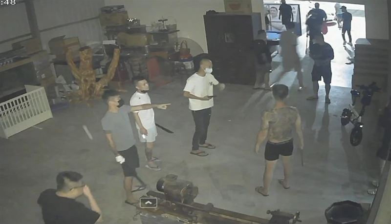 10多名男子深夜闖入竹山民宅內,揮舞棍棒刀械叫囂。(圖/翻攝畫面)