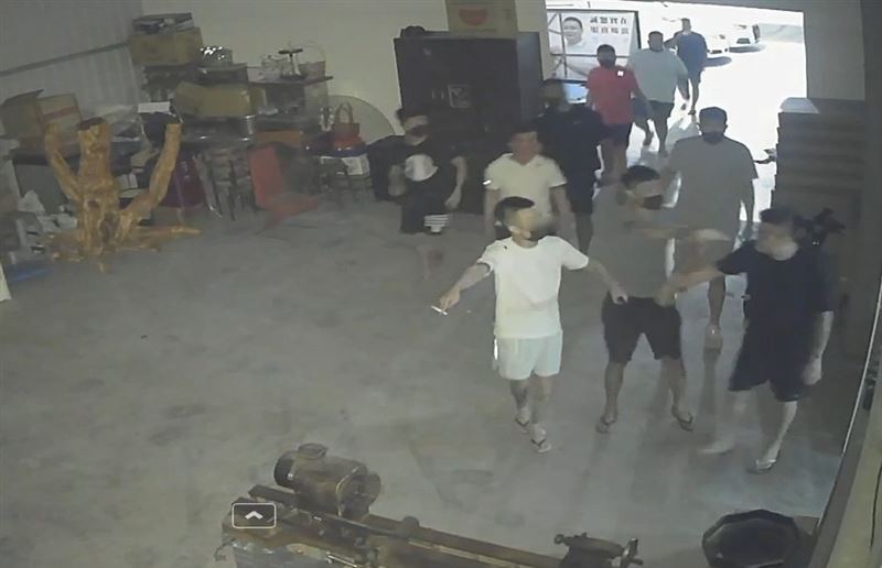 警方已掌握10多名嫌犯身分,報請檢察官指揮偵辦擴大追查。(圖/翻攝畫面)