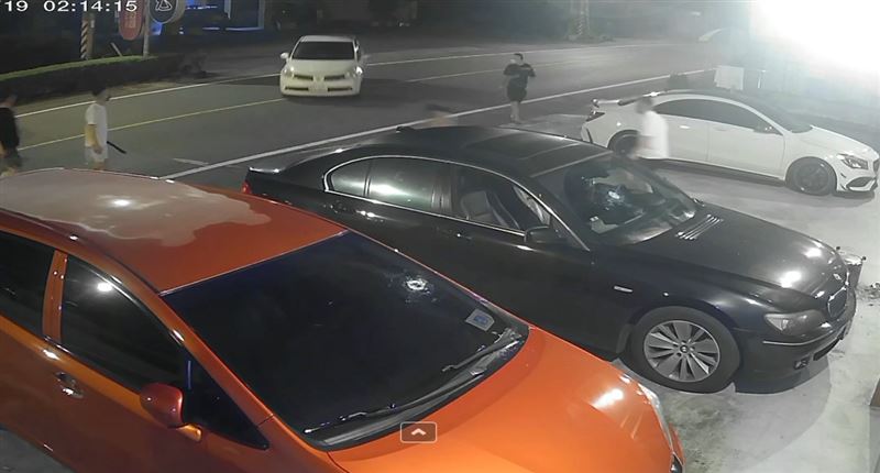 白色轎車朝打赤膊男子兩度衝撞,導致男子雙腿被夾住骨折。(圖/翻攝畫面)