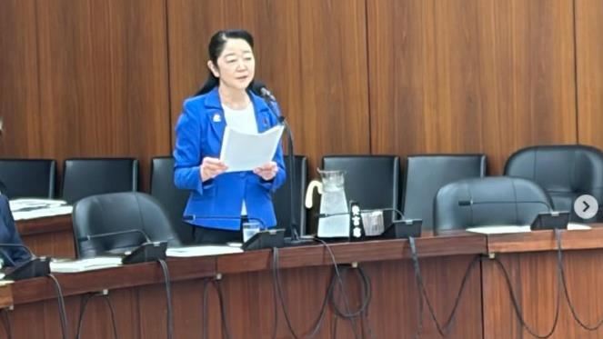 日本首相高市早苗改組內閣,任命現年60歲的自民黨眾議員白坂亞紀,為日本財務大臣政務官。白坂亞紀過去從事陪酒業,豐富的人生經歷也被稱為「銀座的媽媽桑」。(圖/翻攝白坂亞紀IG)