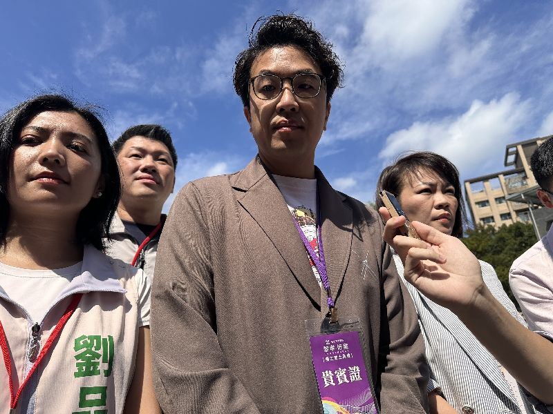 國家住宅及都市更新中心24日在台北市舉辦社宅動土典禮，民進黨台北市長參選人沈伯洋（中）出席，被問及金華國民中學食品安全事件時表示，北市府未說清楚檢驗報告等內容，當外界把事實攤開討論時卻被提到是造謠，不敢苟同這樣處理事情的態度