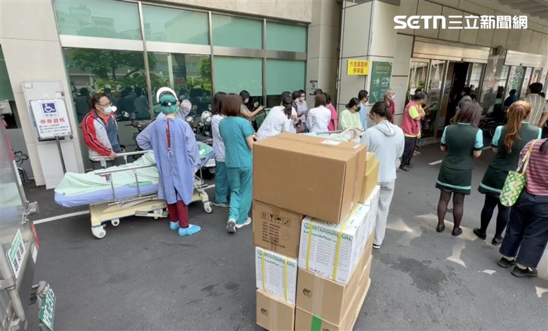 台南市立醫院驚傳火警,警報聲響起,醫護人員急忙疏散病患。(圖/記者林昱孜攝影)