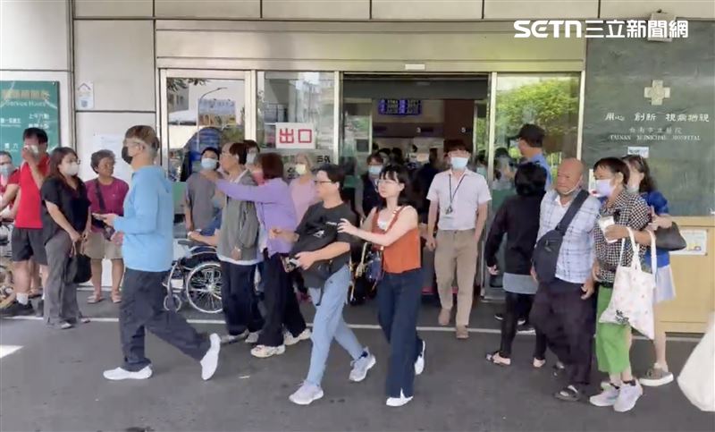 病患全往大門口衝,一度擠得水洩不通。(圖/記者林昱孜攝影)