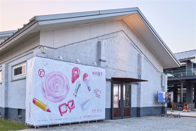 「青春匯萃」於中原文創園區14號倉庫展出,展場匯聚本次青年創作作品,透過多元作品呈現青年豐沛的創意與設計能量。(圖/主辦單位提供)