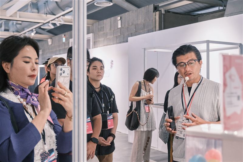 策展人-黃偉倫(易瑋勝)中華民國工業設計協會理事長,親自帶民眾導覽參展作品。(圖/主辦單位提供)