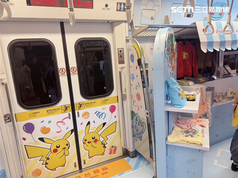 八節車廂每扇門都能看到不同樣貌寶可夢。(圖/記者李育道攝影)