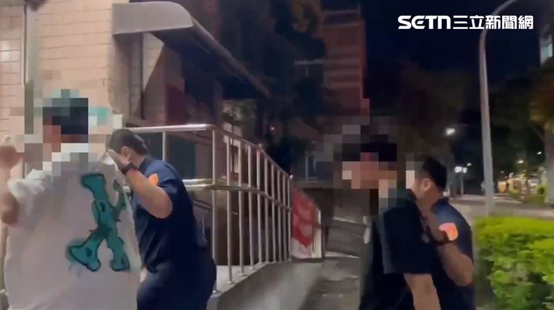 淡江大橋遭2名屁孩噴漆塗鴉,警方調閱監視器,循線逮捕19歲殷姓男子、21歲彭姓男子到案,全案依法偵辦。(圖/翻攝畫面)