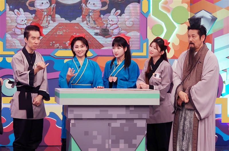 張兆志(左起)、張文綺、籃籃、穎樂、徐乃麟現場玩遊戲互動。(圖/華視提供)
