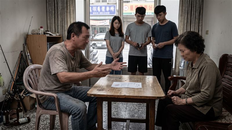 男子出海捕魚賺錢全用來花天酒地,揮霍殆盡才出門,家庭經濟都由母親與長子、么子苦撐。(示意圖/AI製圖)