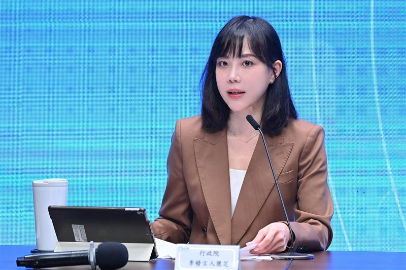 行政院發言人李慧芝主持院會後記者會。(圖/行政院提供)