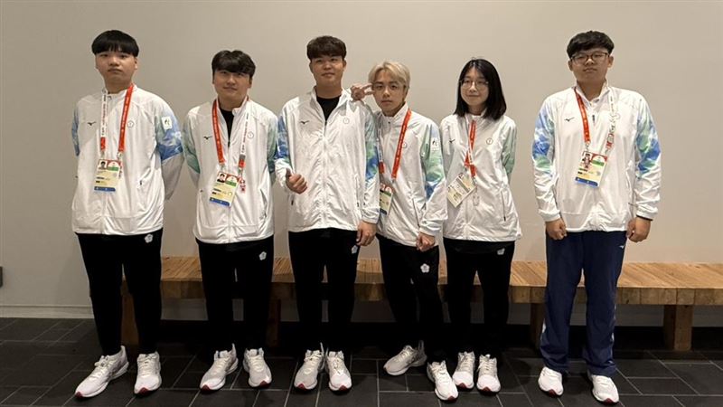 由柳棠曛、陳尚億、鄭勗佑、顏慨恩及台灣史上首位女性電競國手葉芝妤所組成的《永劫無間》台灣代表隊,替台灣隊進帳本牌賽事第11面銅牌,同時也是電競代表隊本屆亞運的首面獎牌,寫下歷史新頁。(圖/中華奧會提供)