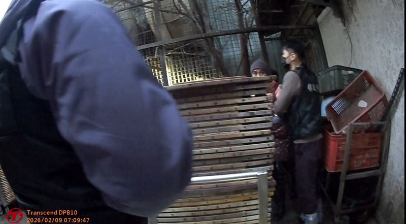 已經登記解散的「明輝食品有限公司」雇用非法移工製作豆乾。(圖/翻攝畫面)