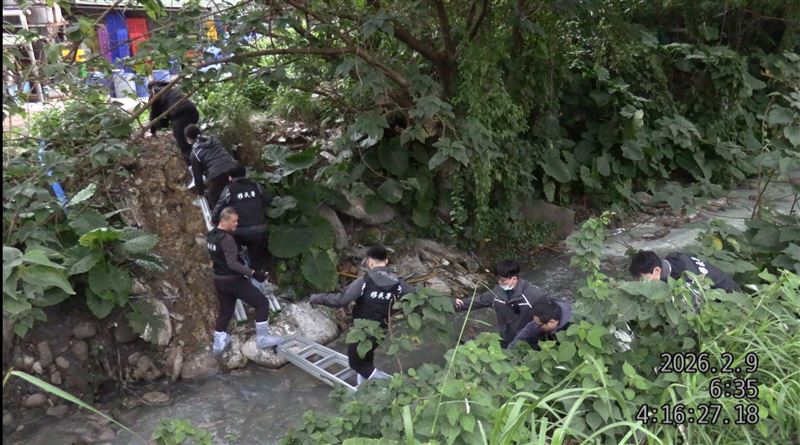移民署桃園專勤隊拂曉出擊,走水路不讓業者發現。(圖/翻攝畫面)