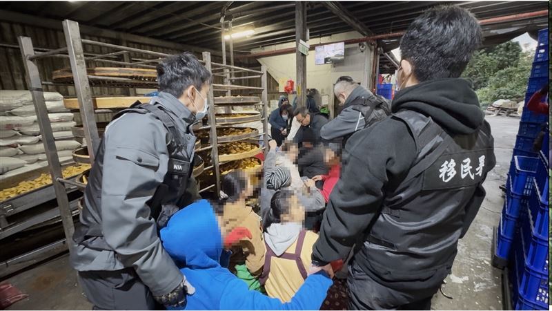 20名非法移工在豆乾工廠裡工作。(圖/翻攝畫面)