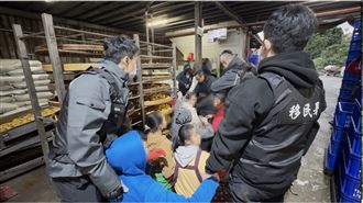 假解散真上工！顧非法移工「幫做」豆乾