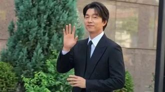 男神帥度破表　孔劉一身黑西裝罕公開露臉