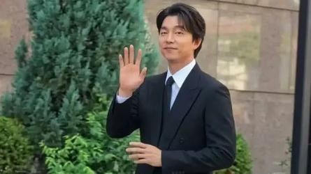 男神帥度破表　孔劉一身黑西裝罕公開露臉