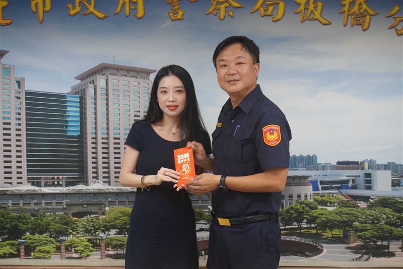 愛妮雅集團捐贈加菜金五萬元，希望為辛苦執勤的員警加油打氣。（圖／品牌提供）