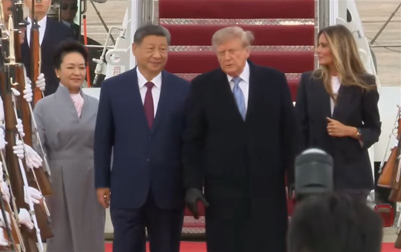 習近平與彭麗媛抵達美國,川普與梅蘭妮亞親自接機。(翻攝 The White House YouTube)