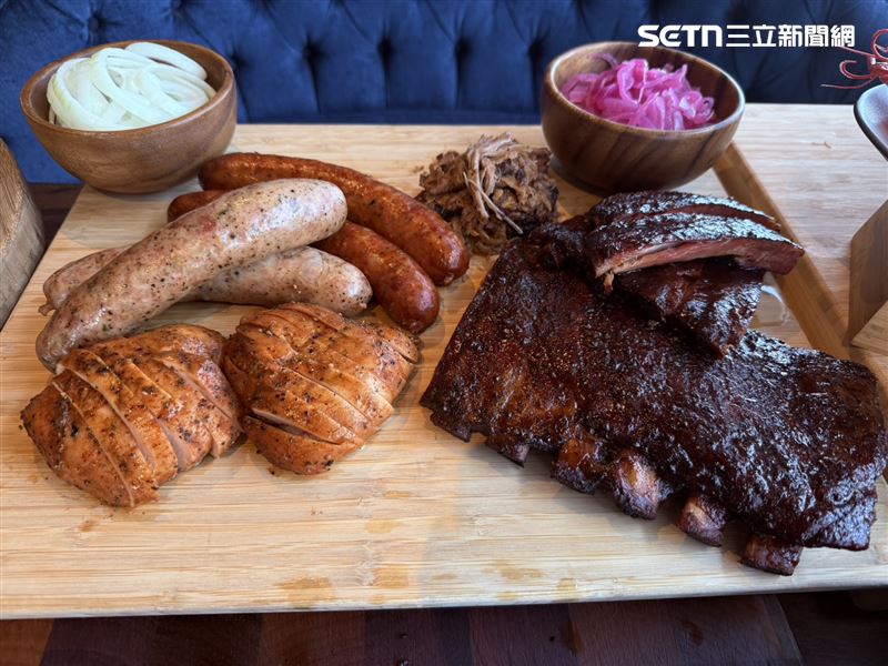 台北萬豪酒店INGE’S Bar & Grill攜手嘉義人氣名店「Smokin’」,推出限定客座活動。(圖/記者李育道攝影)