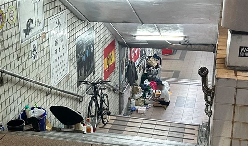 街友堆放的行李有西裝、各式瓶罐,甚至還有嬰兒推車、腳踏車。(圖/黃守達議員提供)