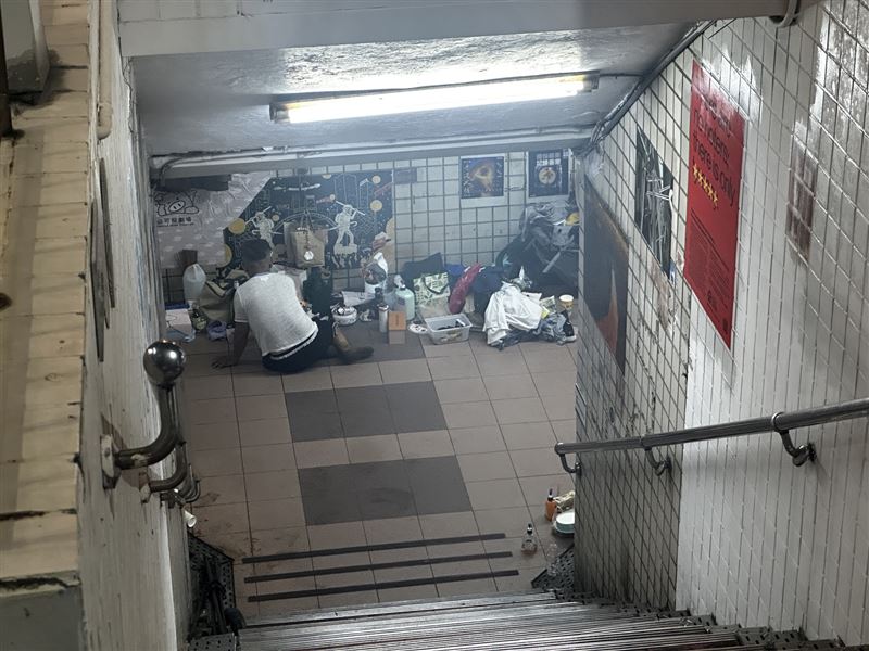 一名街友長期佔據臺灣大道、美村路地下道,掛起西裝、堆滿瓶罐,甚至曾在地下道烤雞數度釀成火警。(圖/黃守達議員提供)