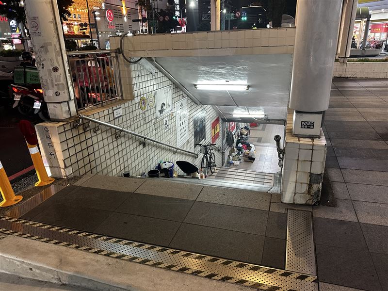 街友佔據地下道,造成環境髒亂、公共危險問題,警方5個月來就接獲60起報案。(圖/黃守達議員提供)