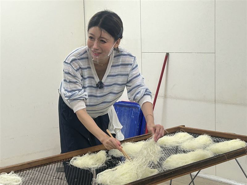 李雅英體驗機曬米粉。(圖／民視提供）