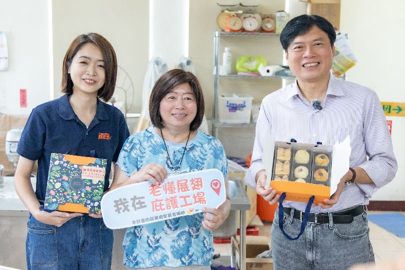 民進黨宜蘭縣長參選人林國漳(右)、宜蘭市長參選人韓瑩(左)日前認購蘭馨婦幼中心100盒月餅,24日更前往蘭馨婦幼中心拜會創辦人黃淑鈴(中),並關心庇護工場的身障工作者。(林國漳競辦提供)