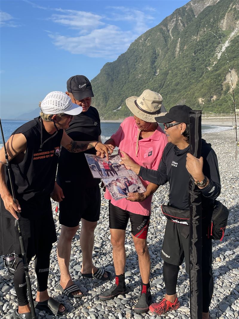 沈文程老戰友山貓拿照片憶當年。(圖/三立提供)