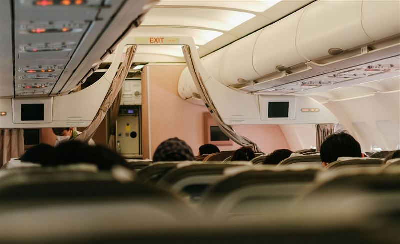 搭乘飛機時空服員皆會提醒開啟飛航模式，雖然機組人員無法直接偵測手機設定，但未開啟仍會對手機電量造成負擔。（示意圖／pexels）