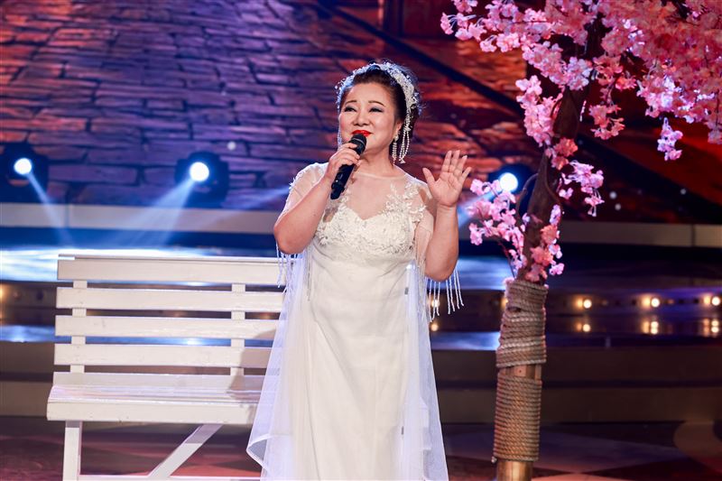 綜藝天后白冰冰走出金曲落選低潮，火速推出新專輯《遠方的電話》，首波主打《古早味的笑聲》獲選為台劇片頭曲。（圖／民視提供）