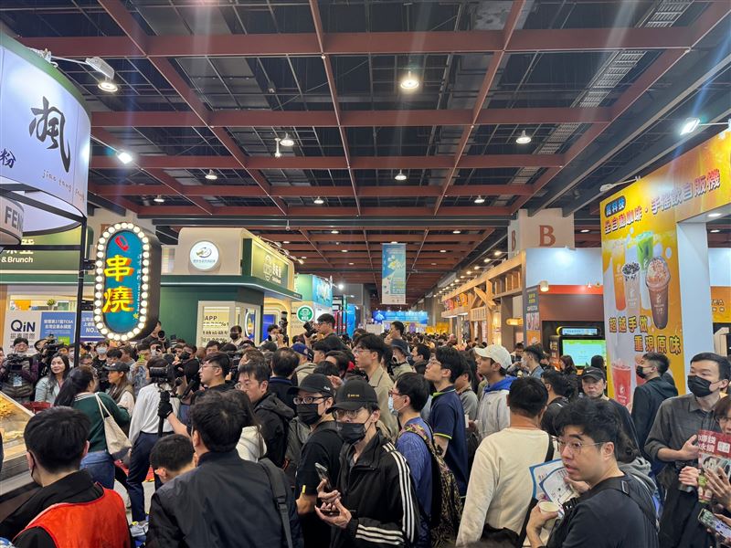 2026台灣世界連鎖加盟大展將於10月登場,結合世界與亞太年會打造六合一盛會。現場集結300個品牌、近800格展位,預計創造40億元商機與10萬人次進場,助攻台灣連鎖產業鏈走向國際。(圖/連鎖加盟協會提供)