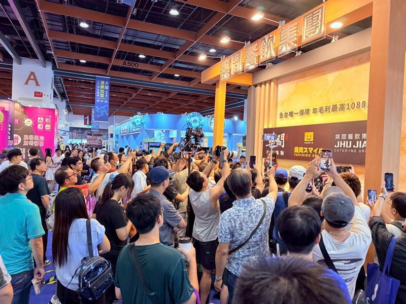 2026台灣世界連鎖加盟大展將於10月登場,結合世界與亞太年會打造六合一盛會。現場集結300個品牌、近800格展位,預計創造40億元商機與10萬人次進場,助攻台灣連鎖產業鏈走向國際。(圖/連鎖加盟協會提供)