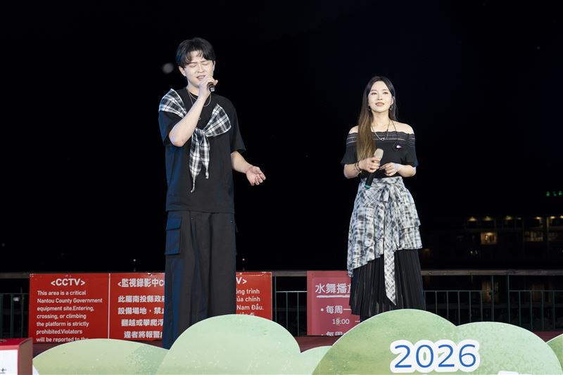 「森恬CP」李子森(左)、杜忻恬穿搭情侶裝，台上深情對唱。（圖／南投縣政府提供）