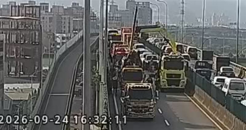 吊車到場吊掛事故的汽車（圖／翻攝高速公路資訊網）
