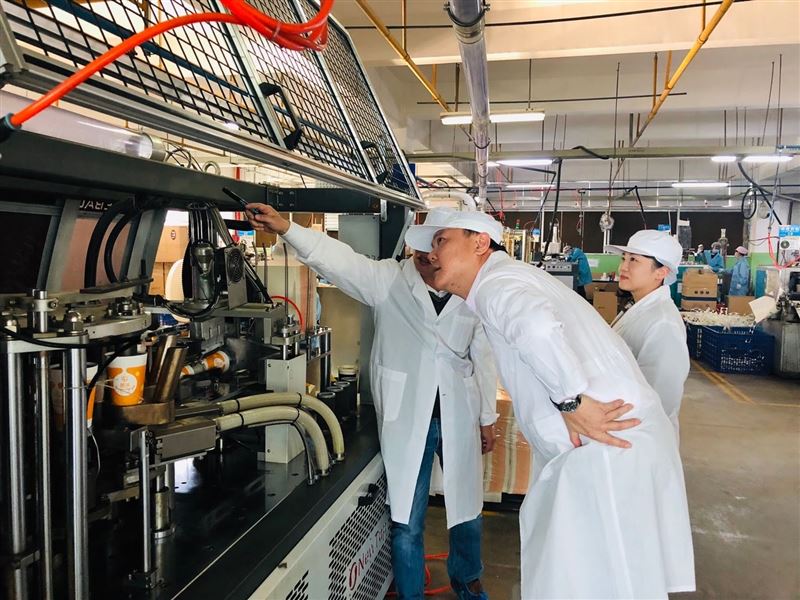 金士懿博士深耕低碳生產製造領域，對於低碳生產始終親力親為。經常實地在生產車間深入交流，全方位掌握低碳製造的每一個關鍵環節。（圖／金士懿博士提供）