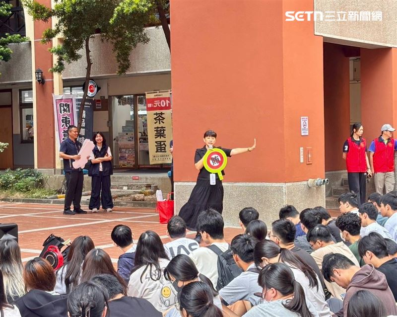 鎖定首投族！南警前進校園宣導反賄選，創意防彈衣杯套吸睛。（圖／翻攝畫面）