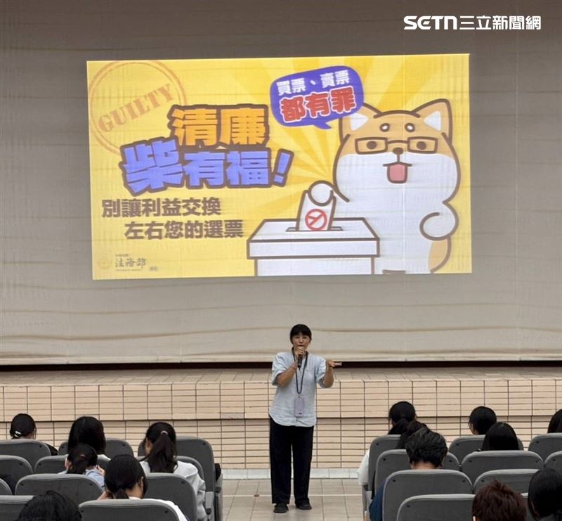鎖定首投族！南警前進校園宣導反賄選，創意防彈衣杯套吸睛。（圖／翻攝畫面）