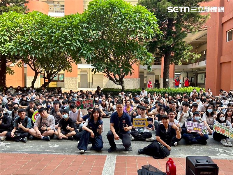 鎖定首投族！南警前進校園宣導反賄選，創意防彈衣杯套吸睛。（圖／翻攝畫面）