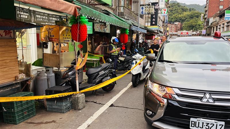 警方獲報到場拉起封鎖線。(圖/翻攝畫面)