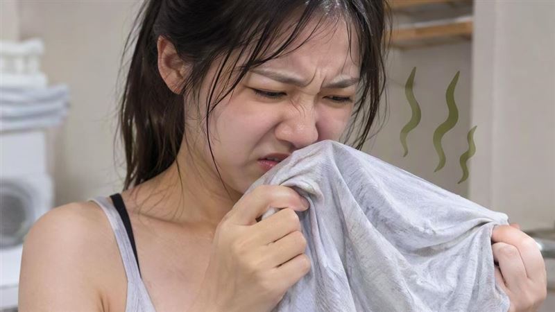 沾有汗味的衣服若無法立即清洗,應先攤開並晾乾,避免濕氣累積,有時間儘快清洗,以減少異味殘留。(示意圖/AI製圖)