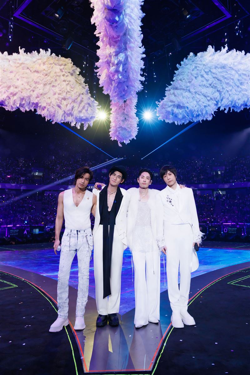 言承旭（左起）、周渝民、吳建豪、五月天阿信「F✦FOREVER恆星之城」唱進大巨蛋。（圖／相信音樂提供）