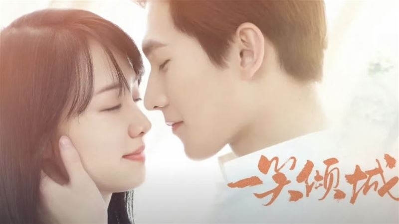《微微一笑很傾城》採用AI換臉回歸。(圖/翻攝自微博)