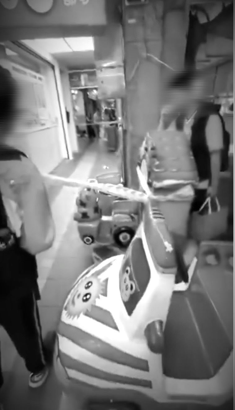 學長遭14歲國中生刺頸命危!麵線攤「利剪」成兇器,滿地鮮血嚇傻目擊者。(圖/翻攝自Threads)