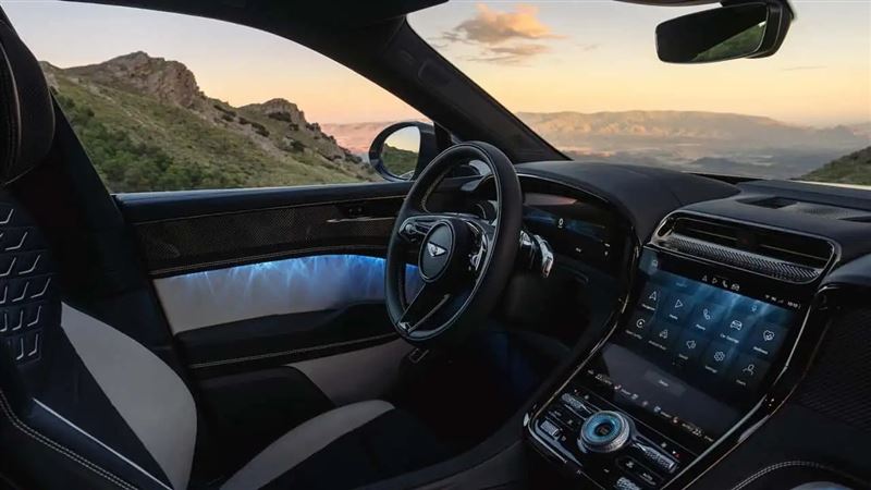 車內大量使用皮革、木飾與美利奴羊毛。（圖／翻攝Bentley網站）
