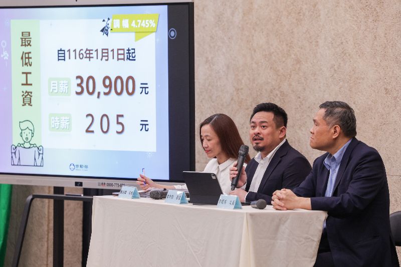 勞動部日前召開最低工資審議會,部長洪申翰(中)晚間與政務次長李健鴻(右)、勞動條件及就業平等司長黃琦雅(左)公開說明會中決議,預計自民國116年元旦起調整最低工資月薪至新台幣3萬900元、時薪至205元;調整案將由勞動部陳報行政院核定